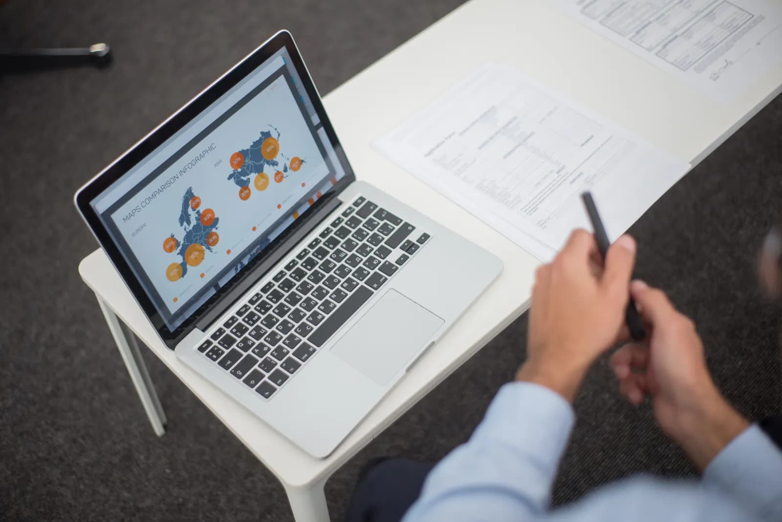 Sistema empresarial: planificación en laptop con reportes y documentos